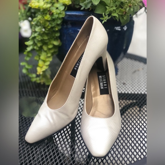 Stuart Weitzman Pumps In Bone With A Dot Texture and Gold Shimmer.Woman’s Size 8 - Picture 9 of 15